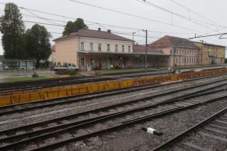 OBNOVA TIROV NA ŽELEZNIŠKI POSTAJI RAKEK 03 FOTO LJUBO VUKELIČ